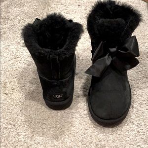 UGG BLACK bow tie super cute! Size 8